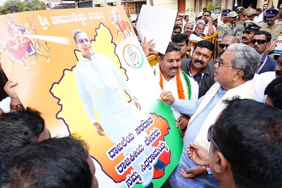 <div class="paragraphs"><p>CM signs flex related to his record of being CM for longest period, near his residence in Mysuru on Tuesday.</p></div>