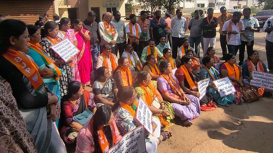 <div class="paragraphs"><p>BJP workers staging a protest outside the Keshwapur Police Station in Hubballi on Wednesday. </p></div><div class="paragraphs"><p><br></p></div>