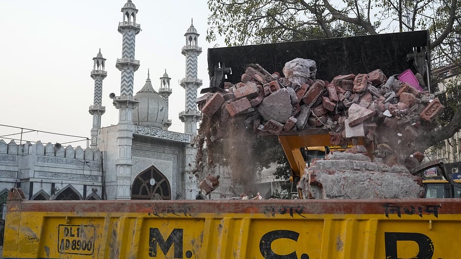 <div class="paragraphs"><p>Debris being removed from the site during an anti-encroachment drive carried out by Municipal Corporation of Delhi (MCD) near the Faiz-e-Elahi mosque in Ramlila Maidan area, in New Delhi, Wednesday, Jan. 7, 2026.</p></div>
