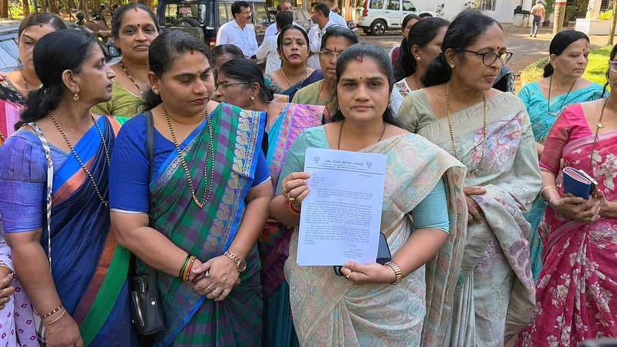 <div class="paragraphs"><p>Members of Dakshina Kannada BJP Mahila Morcha after submitting a memorandum to DK SP, in Mangaluru on Thursday.</p></div>