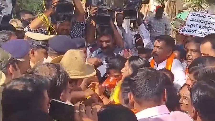 <div class="paragraphs"><p>Protest over Hubbali's BJP worker case.</p></div>