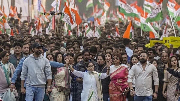 <div class="paragraphs"><p>ED moves SC, seeks CBI probe against obstruction by WB govt in search operations on I-PAC; TMC govt files caveat.</p></div>