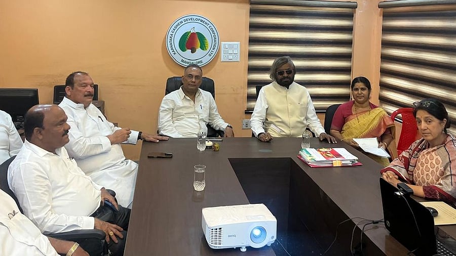 <div class="paragraphs"><p>Forest Minister Eshwar Khandre and District in charge Minister Dinesh Gundu Rao during their visit to  Karnataka Cashew Development Corporation in Mangaluru on Friday.  </p><p></p></div>