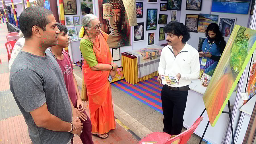 <div class="paragraphs"><p>Art lovers interact with an artist during&nbsp;&nbsp;Kala Parba, organised as part of Karavali Utsava by the district administration and the Sharadhi Prathishtana at Kadri Park.</p></div>