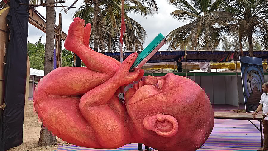 <div class="paragraphs"><p>An artwork portraying the addiction of smartphones in the Art Exhibition at Suttur Srikshetra, Mysuru. </p></div>