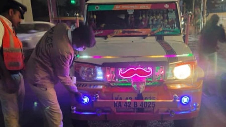 <div class="paragraphs"><p>Traffic policemen make a violator remove unauthorised light fittings from his vehicle. </p></div>