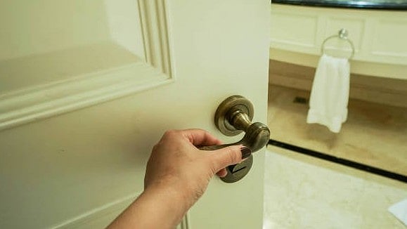 <div class="paragraphs"><p>Leela Palace Udaipur staff allegedly peeps into couple's washroom despite 'no service.' Image for representation.&nbsp;</p></div>