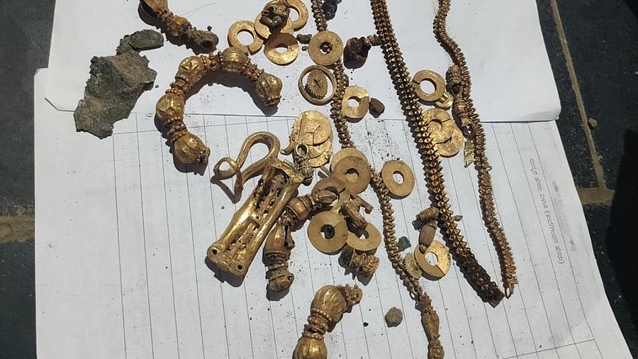 <div class="paragraphs"><p>Gold ornaments found during digging at Lakkundi village.</p></div>