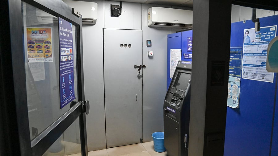 <div class="paragraphs"><p>An ATM kiosk with no security presence.</p></div>