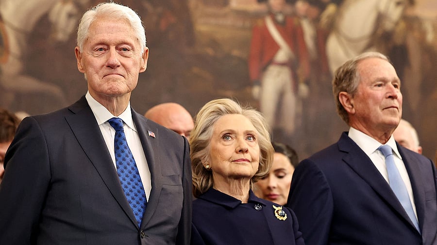 <div class="paragraphs"><p>  Former US President Bill Clinton and former US Secretary of State Hillary Clinton (centre).</p></div>