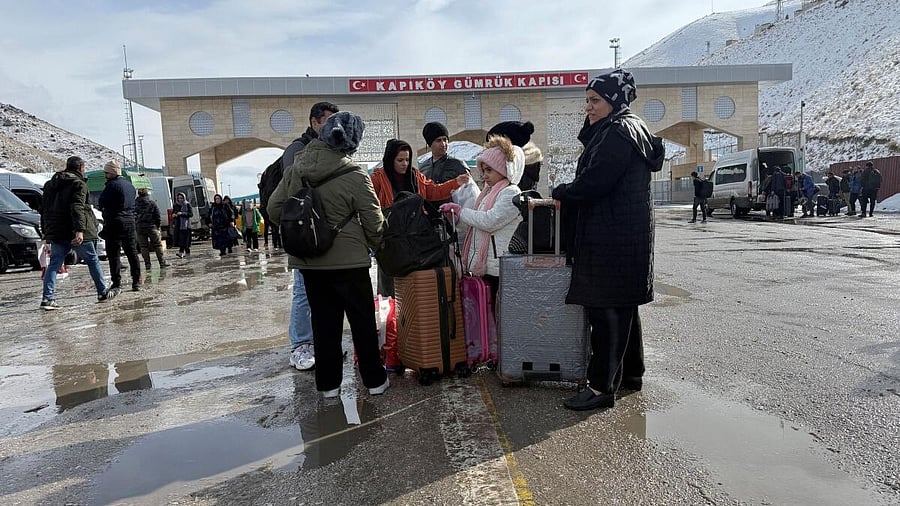 <div class="paragraphs"><p>Iranians stand at the Kapikoy Border Gate after crossing into Turkey, in Van province, Turkey.</p></div>