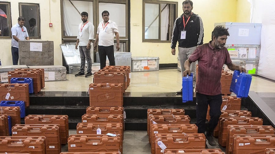 <div class="paragraphs"><p>Polling officials arrange materials ahead of BMC polls.&nbsp;</p></div>