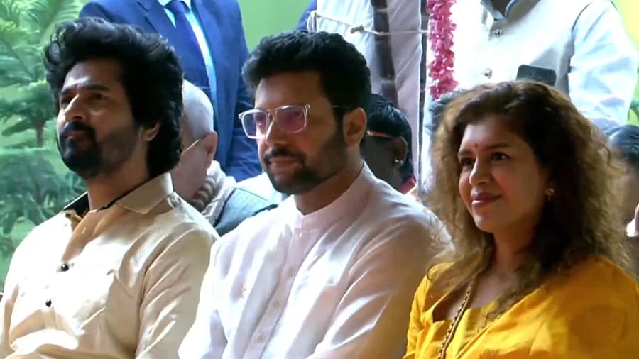 <div class="paragraphs"><p>Sivakarthikeyan with Ravi Mohan and Keneeshaa</p></div>