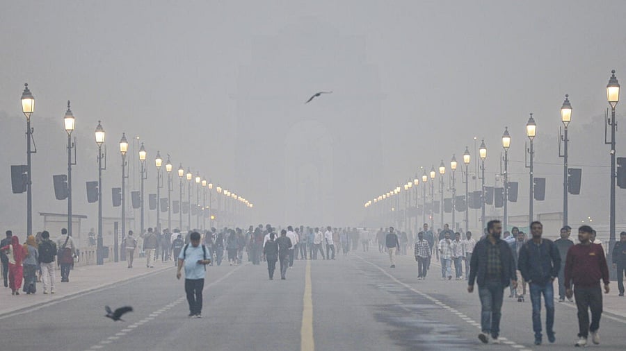 <div class="paragraphs"><p>Smog engulfs Kartavya Path near the India Gate in New Delhi.</p></div>