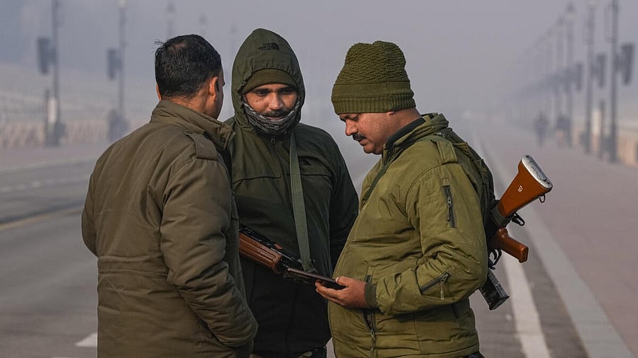<div class="paragraphs"><p>Security personnel at the Kartavya Path shrouded in fog on a cold winter morning, in New Delhi.</p></div>
