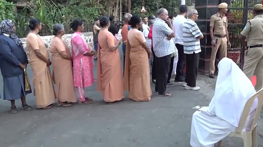 <div class="paragraphs"><p>People queue up to cast their votes </p></div>