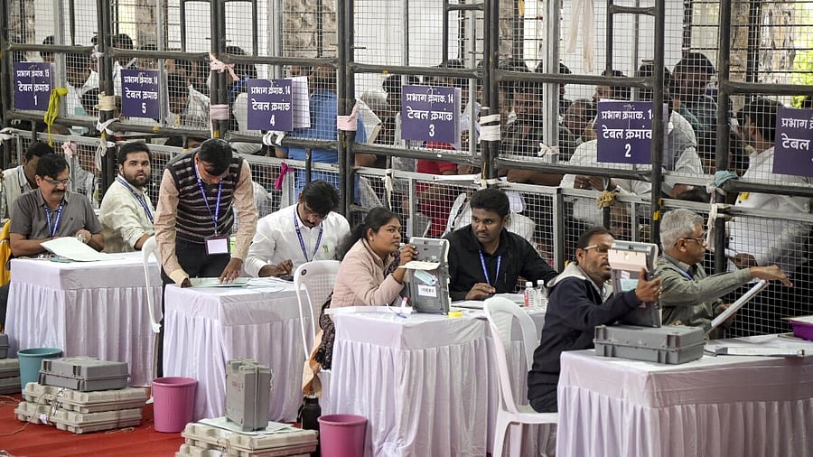 <div class="paragraphs"><p>Polling officials during counting of votes for the Nagpur Municipal Corporation election, at a centre in Nagpur, Maharashtra.</p></div>