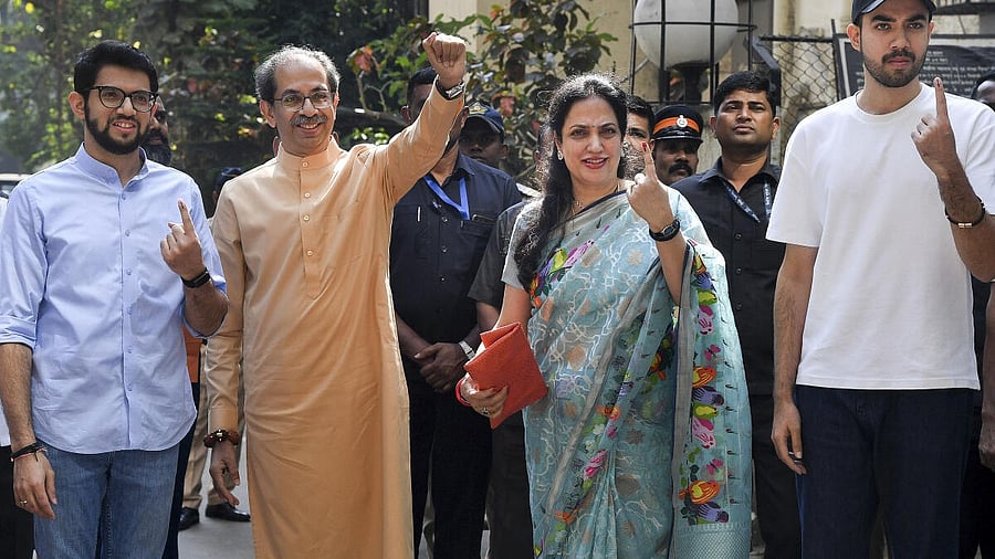 <div class="paragraphs"><p>Shiv Sena (UBT) chief Uddhav Thackeray with his family</p></div>