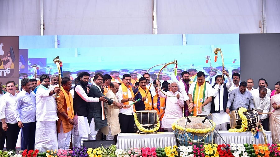 <div class="paragraphs"><p>BJP State-leaders inaugurate the protest rally at APMC grounds in Ballari on Saturday.</p></div>