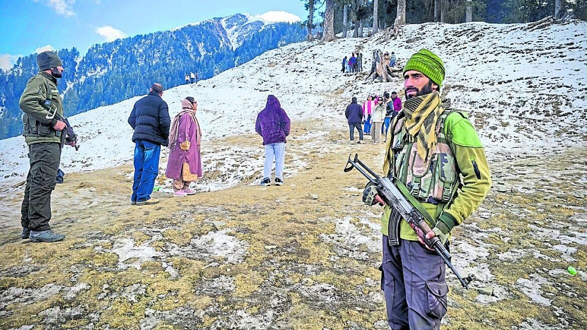 Snowless Winter Transforms Himalayan Water Sources and Regional Dynamics