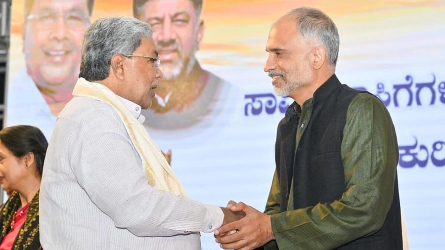 <div class="paragraphs"><p>CM Siddaramaiah and Azim Premji Foundation Chief Executive Officer Anurag Behar exchanged greetings during the MoU signing.</p></div>
