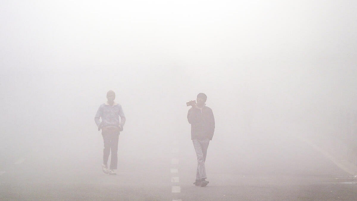 Delhi Shrouded in Dense Fog as Mercury Dips to 4.4 Degrees Celsius