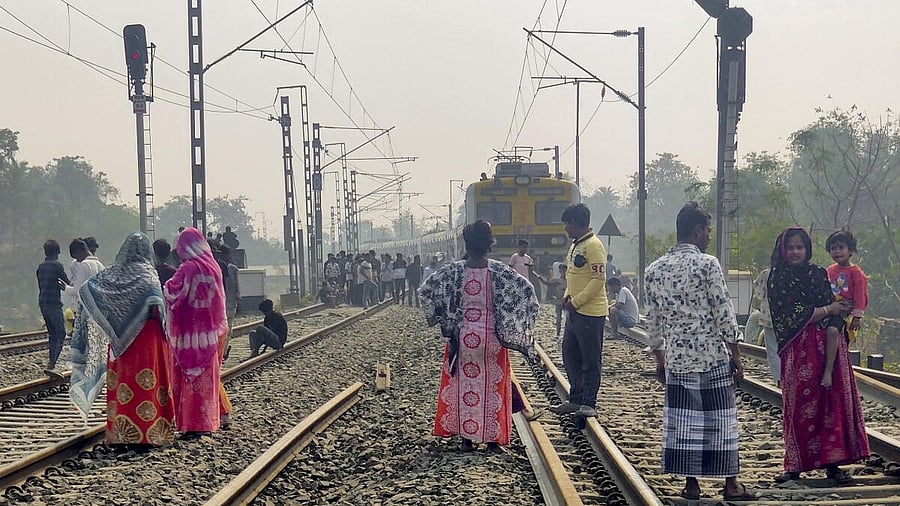<div class="paragraphs"><p>People gather on railway tracks as road and rail traffic remain disrupted after protests over attacks on and deaths of migrant workers in various states, in the Beldanga area of Murshidabad district, West Bengal.</p></div>