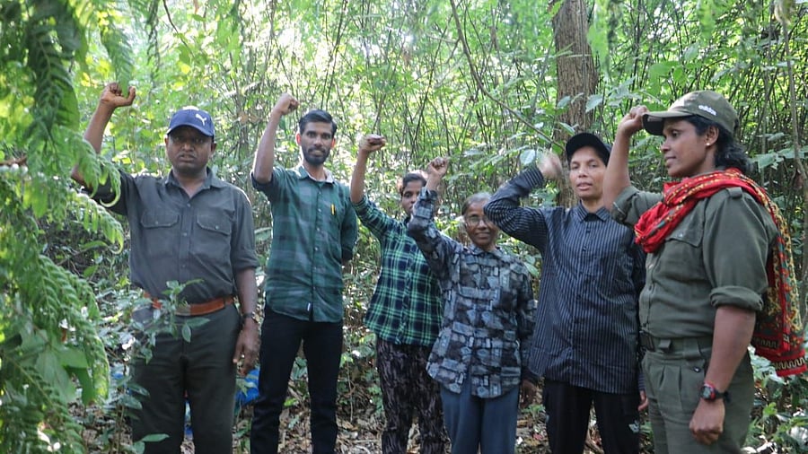 Six Naxals --- Mundagaru Latha, Sundari Kuthloor, Vanajakshi Balehole, Mareppa Aroli, K Vasanth and T N Jisha --- raise slogans before coming out of the forest to surrender. DH File Photo