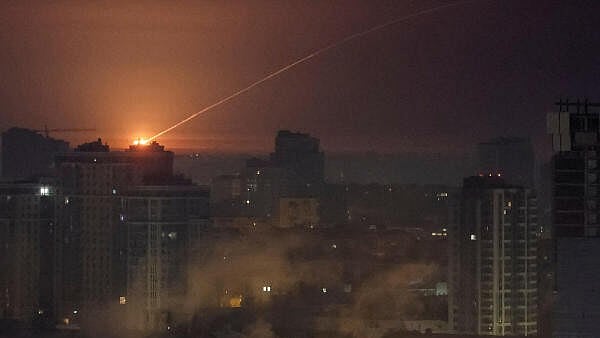 <div class="paragraphs"><p>Ukrainian servicemen shoot down a Russian missile during a Russian missile and drone strike, amid Russia's attack on Ukraine, in Kyiv</p></div>