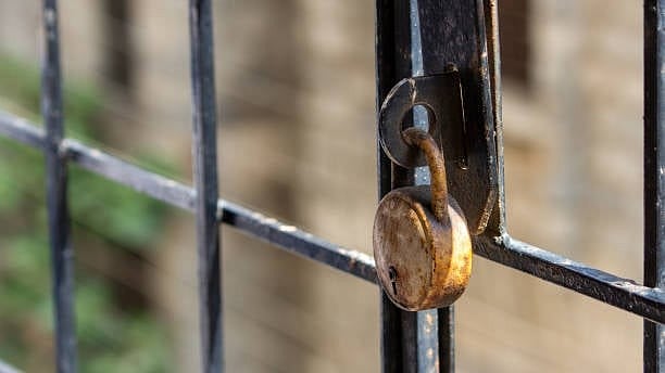 <div class="paragraphs"><p>Bengaluru East City Corporation has sealed 39 houses in Saravana Layout, Horamavu, for building without plan approvals, violating setback rules and encroaching on stormwater drains.</p></div>