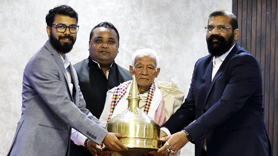 <div class="paragraphs"><p>Bhogeswar Thomung being felicitated by leaders of All Assam Students' Union in Guwahati on Tuesday (January 20). </p></div>