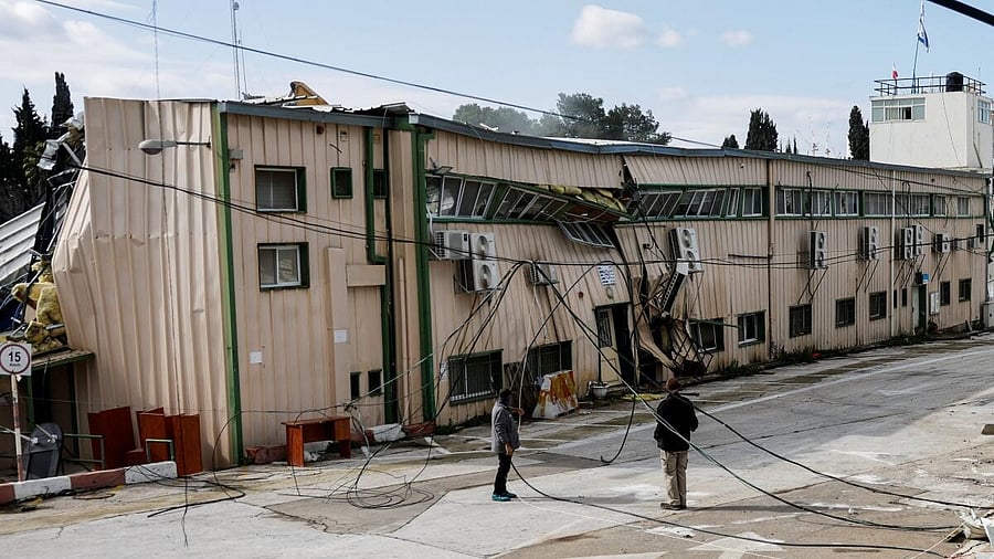 <div class="paragraphs"><p>Israeli forces dismantle UNWRA’s Jerusalem headquarters in East Jerusalem.</p></div>