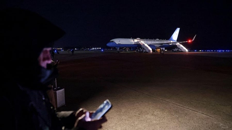 <div class="paragraphs"><p>The Air Force One.</p></div>