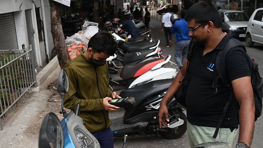 Parking fees have been capped at Rs 30 per hour for four-wheelers and Rs 15 per hour for two-wheelers. DH FILE PHOTO