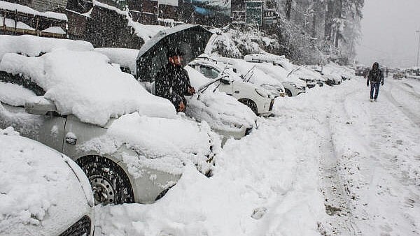 <div class="paragraphs"><p>Vehicles covered in dense snow are parked amid snowfall, in Manali, Himachal Pradesh.</p></div>