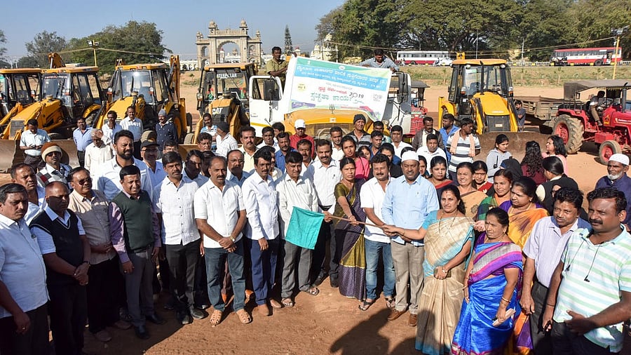 <div class="paragraphs"><p>Mayor Pushpalatha Jagannath inaugurates the clean-up campaign, organised by MCC on Dasara Exhibition Grounds, in Mysuru.</p></div>