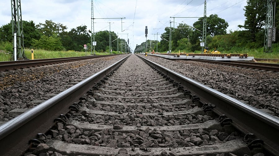 <div class="paragraphs"><p>A general view of tracks</p></div>