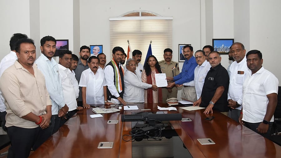 <div class="paragraphs"><p>Congress leaders led by KPCC spokesperson M Lakshmana, Mysuru district Congress committee rural president B J Vijaykumar, city president Murthy meet Mysuru city Commissioner Seema Latkar on Saturday and discuss facilities needed for city police. </p></div>