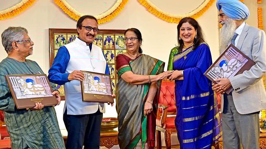 <div class="paragraphs"><p>Prabha Mallesh (centre) with (from left) artist Chandrakant Acharya, Karnataka Chitrakala Parishath president BL Shankar, actor and classical dancer Lakshmi Gopalaswamy, and former IAS officer Chiranjeevi Singh at the book launch on Sunday. </p></div>