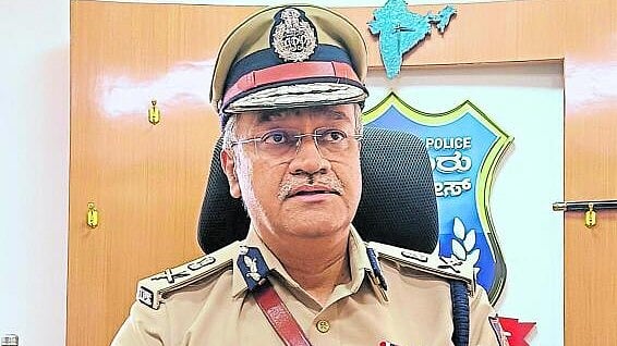 <div class="paragraphs"><p>Seemant Kumar Singh</p></div>