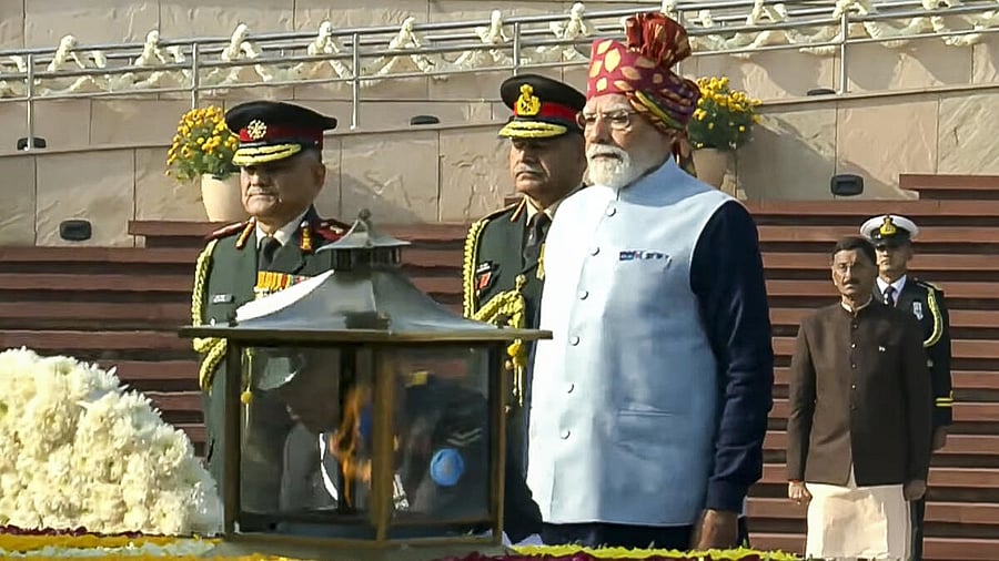 <div class="paragraphs"><p>Prime Minister Narendra Modi, Chief of Defence Staff (CDS) General Anil Chauhan and Chief of the Army Staff (COAS) General Upendra Dwivedi pay tribute at the National War Memorial on the occasion of the 77th Republic Day, in New Delhi.</p></div>