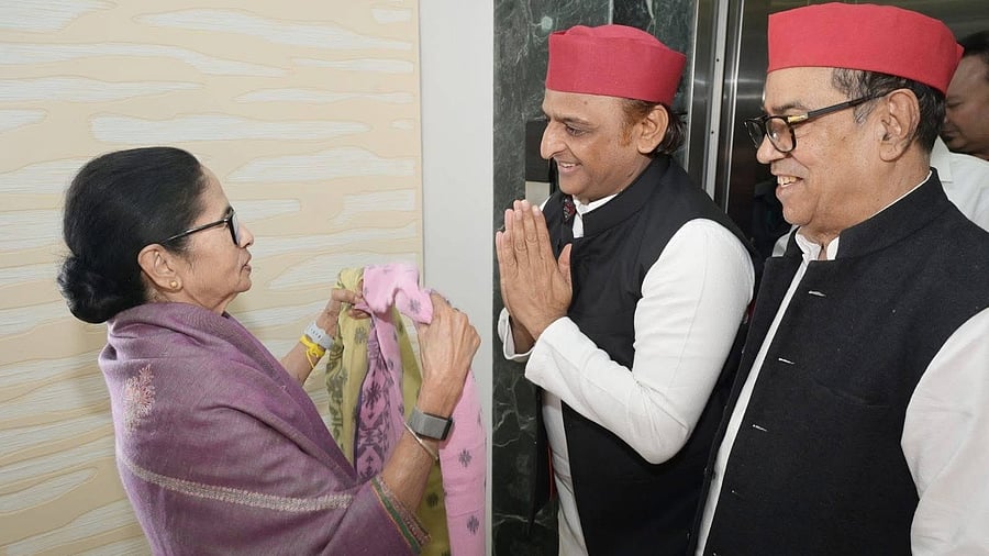 <div class="paragraphs"><p>Akhilesh Yadav meets Mamata Banerjee during his visit to Kolkata.</p></div>