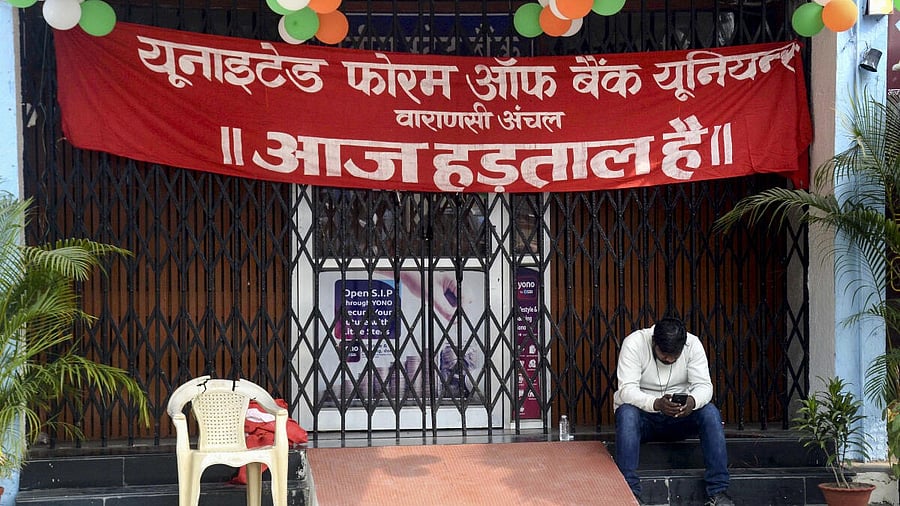 <div class="paragraphs"><p>A branch of State Bank of India remains closed, in Varanasi, Tuesday, Jan. 27, 2026. Banking operations at public sector banks across the country were impacted as the United Forum of Bank Unions (UFBU) went on nationwide strike demanding the immediate implementation of a five-day work week. </p></div>