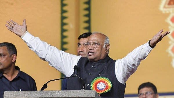 Congress President Kharge Defends Rahul Gandhi's 'Patka' Gesture at Rashtrapati Bhavan