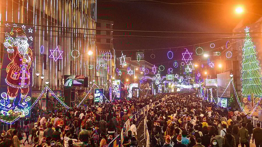 <div class="paragraphs"><p>A large number of people gather at Park Street to celebrate Christmas, amid coronavirus pandemic,in Kolkata. (Representative image)</p></div>