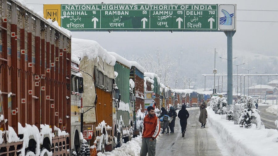 <div class="paragraphs"><p>Srinagar-Jammu National Highway covered in snow. </p></div>