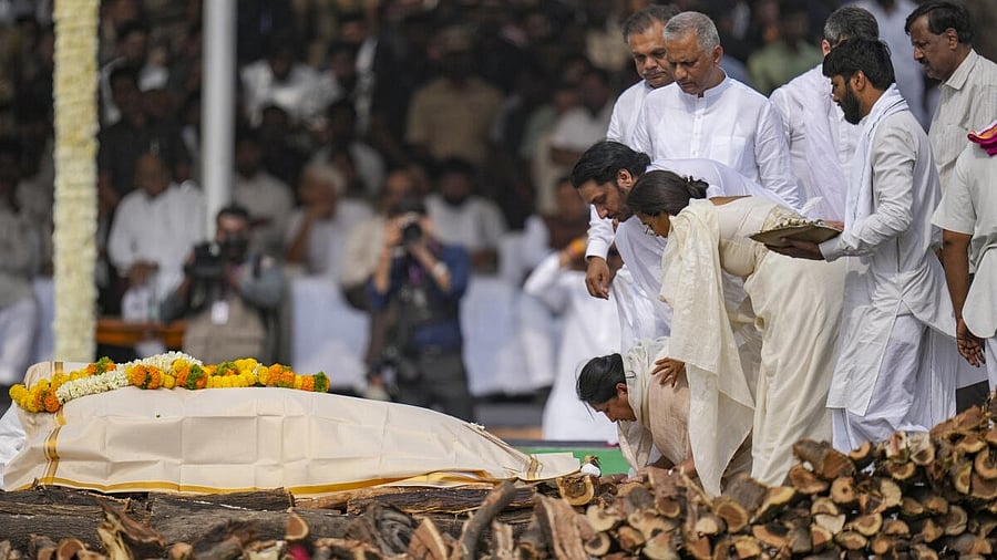 <div class="paragraphs"><p>Family members paying their last respects to&nbsp;Maharashtra Deputy Chief Minister Ajit Pawar at Baramati in Pune district on Thursday.<br></p></div>
