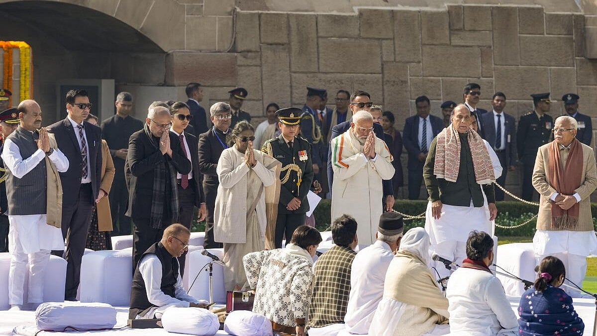 President Murmu, PM Modi Lead Nation in Honoring Mahatma Gandhi at Rajghat on Death Anniversary