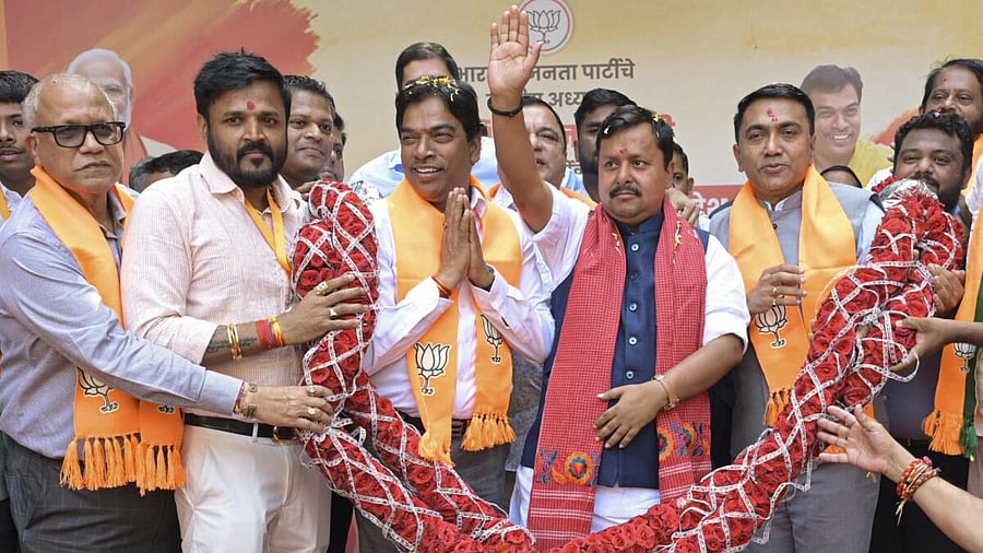 <div class="paragraphs"><p>BJP National President Nitin Nabin along with Goa Chief Minister Pramod Sawant and state party President Damodar Naik being felicitated upon his arrival, in Panaji, Goa.</p></div>
