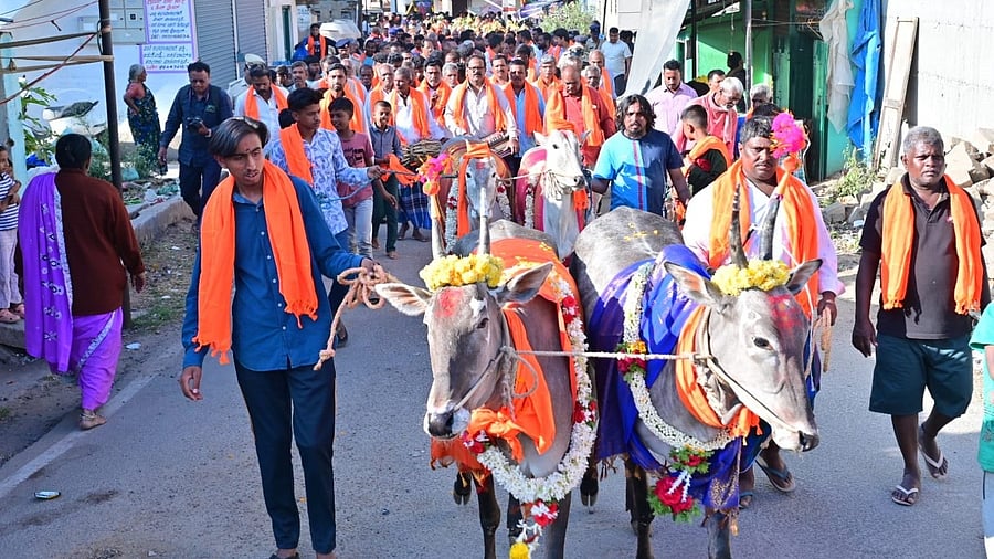 <div class="paragraphs"><p>Members of Hindu Samajothsava Samithi take out a procession in Gayathripuram, in Mysuru, on Saturday. </p></div>